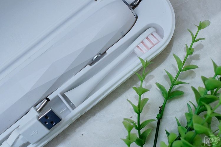 护龈深层清洁纳米抗菌软毛牙刷,清洁力好噪音小的电动牙刷