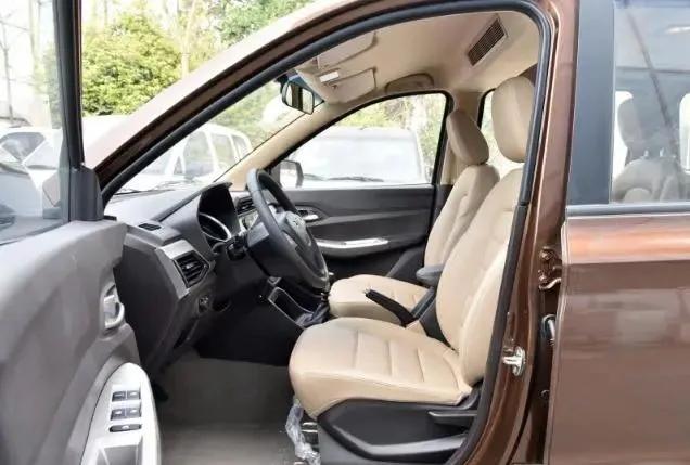 五菱宏光s1尊享型油耗多少一公里,五菱宏光s和五菱宏光v哪个油耗大