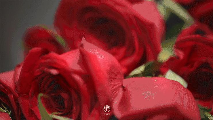 被“佟年”捧在手心的七夕礼物，藏在魔都真爱地标里