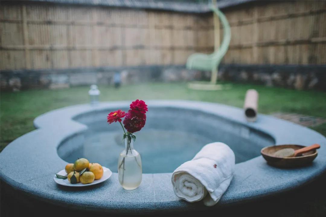 露天温泉小院精品,一房一厅庭院私家温泉