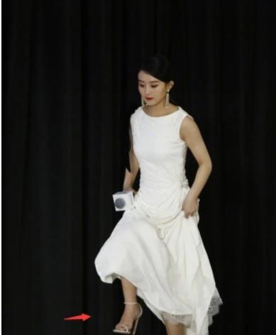 赵丽颖白西装秀身材,赵丽颖穿黑色连衣裙机场照