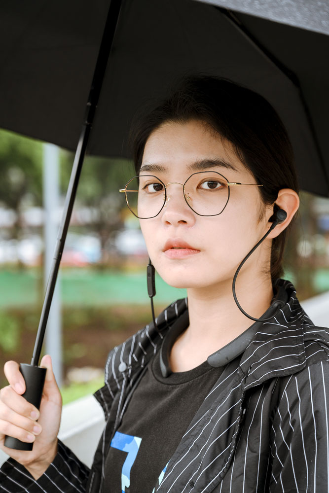 戴上耳机脱离喧嚣的世界,戴上耳机逃离城市的喧嚣