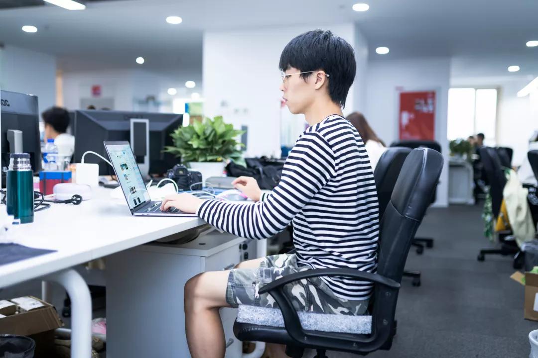 日本发明变态坐垫!让屁股坐在“空气”上,透气、8小时坐不累