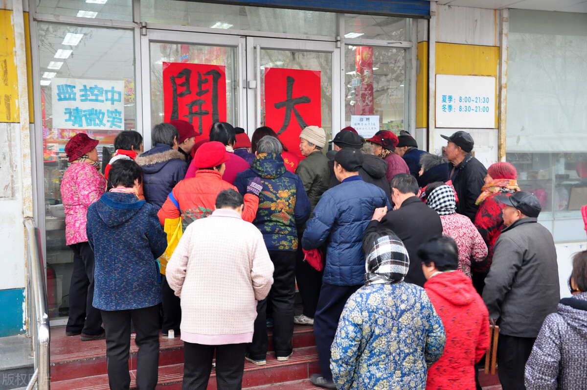 河南李大妈开超市一年盈利100万,大妈摆摊卖蔬菜年赚65万厉害了