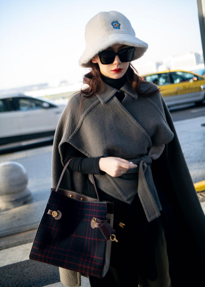 小众斗篷搭配,冬季复古斗篷适合搭配什么下装