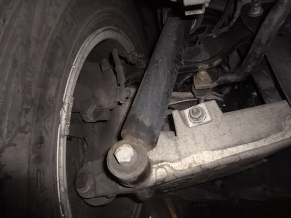 减震器漏油是换总成还是换芯子好,踏板摩托车前减震器漏油怎么处理