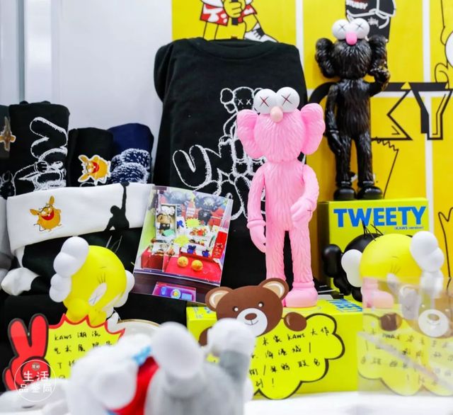 在魔都这家潮牌娃娃机店里，我竟然花了五块钱抓了个AJ