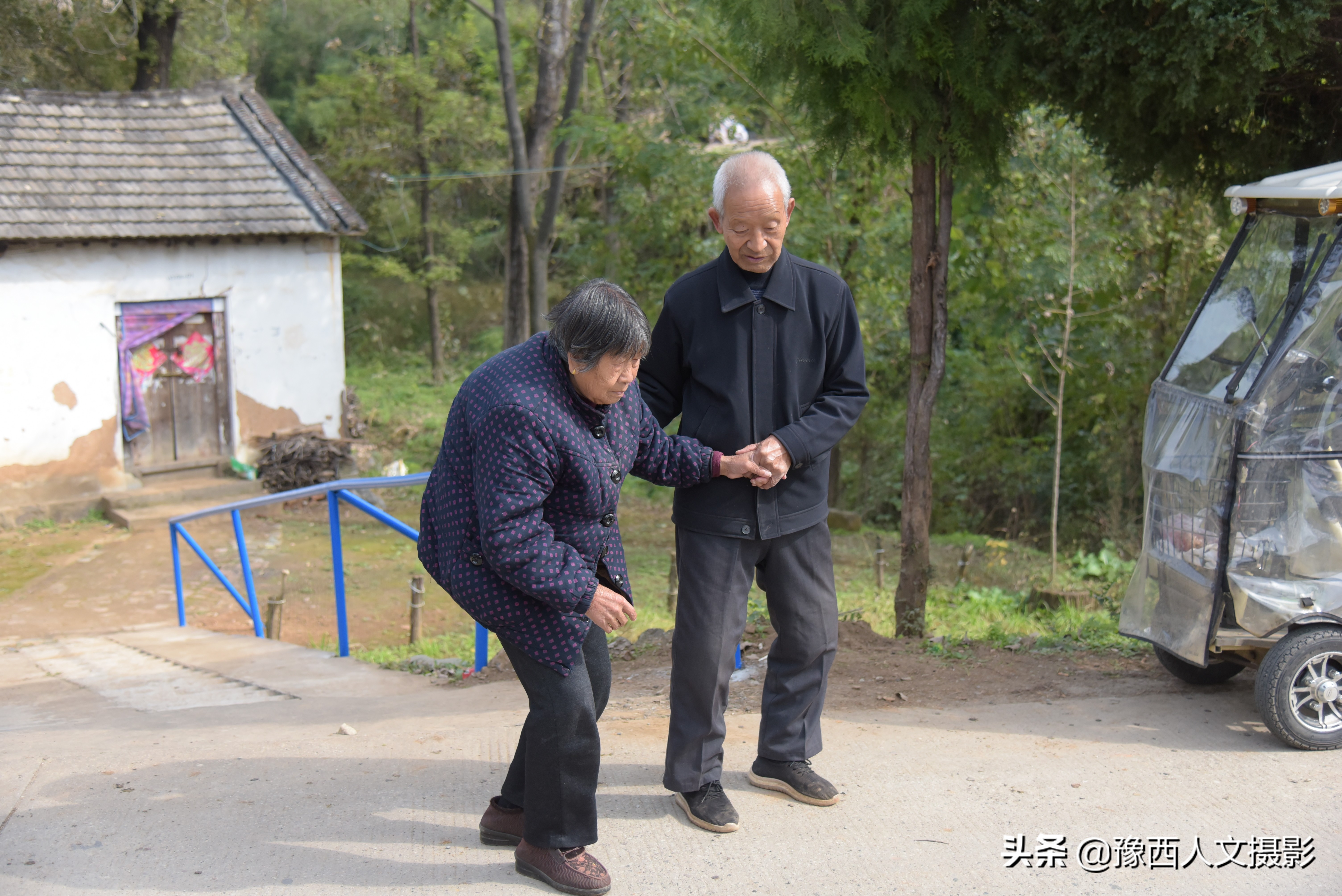 83岁老人坚持学习33年,83岁老中医自学成才