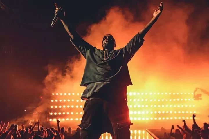 这双丑鞋一年赚40亿,这双丑鞋一年狂赚40亿