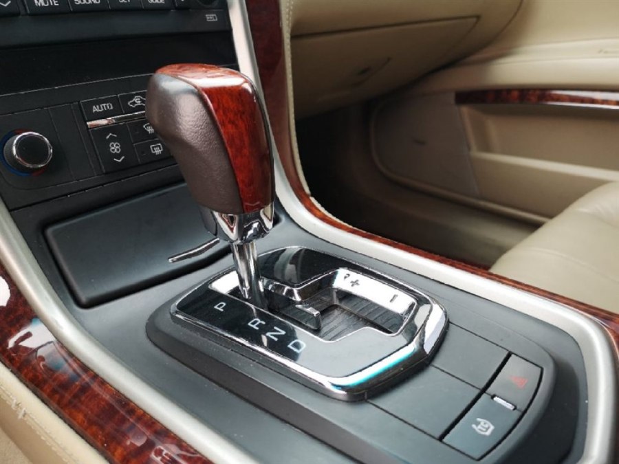 花9万元入手一辆2011年上牌二手凯迪拉克SLS赛威