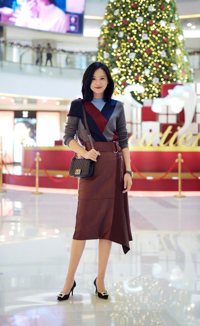 春天穿半身长裙,黑色半身长裙配什么上衣好看夏天