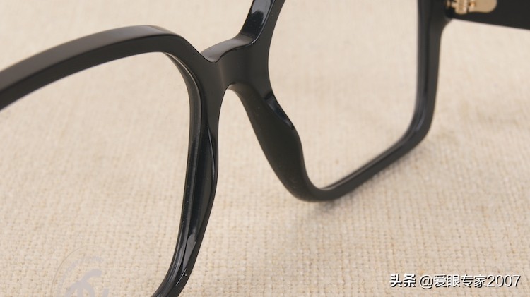 板材眼镜鼻托掉了怎么配,板材眼镜鼻托如何卸下来