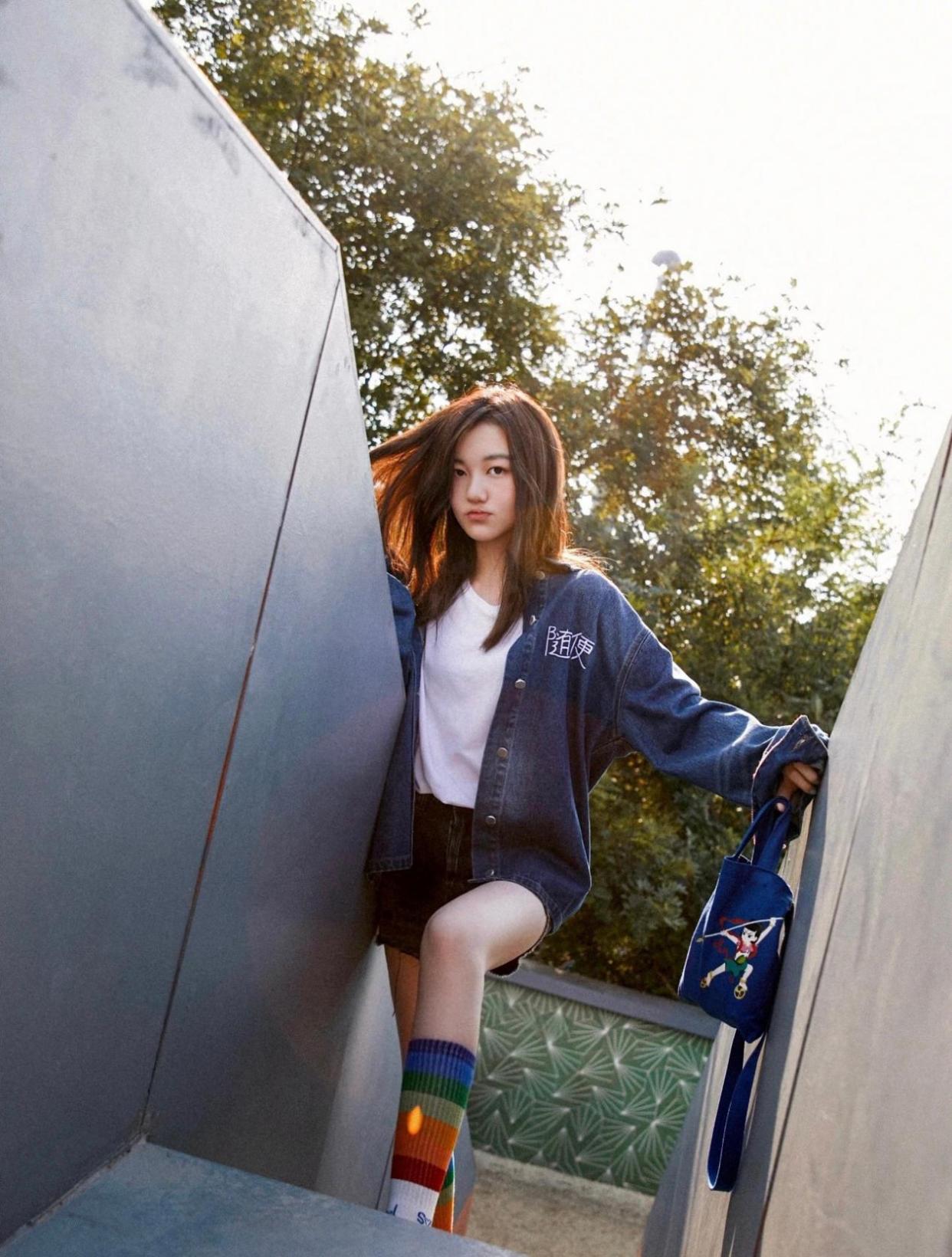 李嫣自信洒脱挺有星范,李嫣罕见穿西装套裙亮相