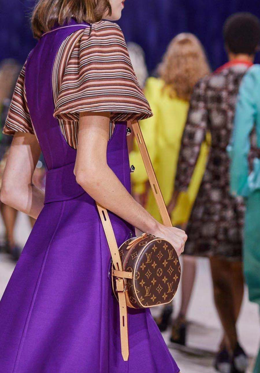 现在小资女流行背什么包,女生背的小包包最流行的哪款