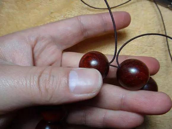 小叶紫檀单圈手串弹力绳打结方法,用弹力绳串小叶紫檀手串的教程