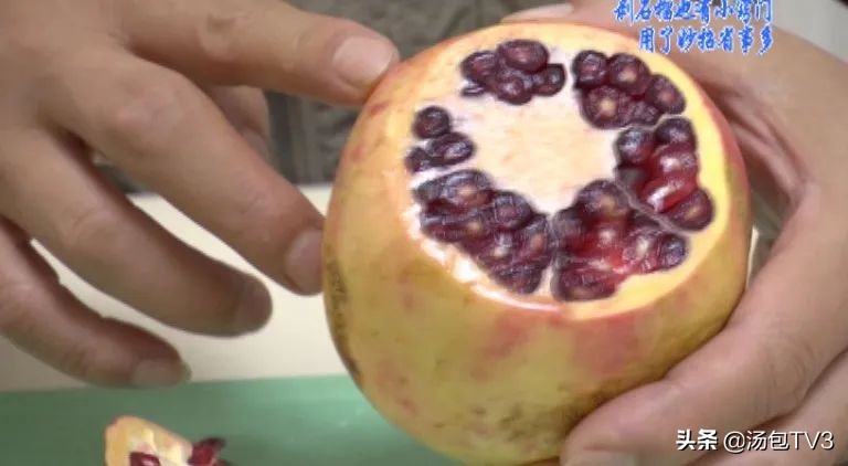 怎么剥石榴剥得又好又干净,怎样快速的剥石榴不脏手