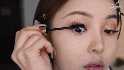一招教你刷睫毛,女人再懒也要练的动作