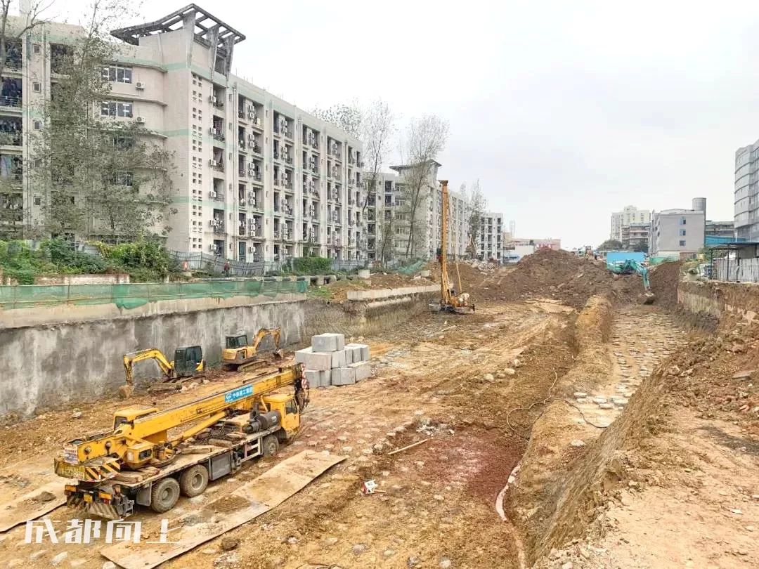 大运村建设火热朝天，成都大学已经上天