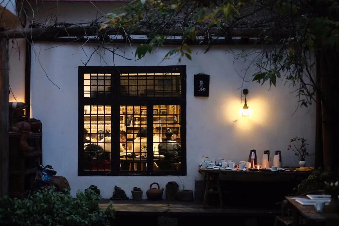 租下城郊200㎡小院,和陌生人一起生活5年:唱歌、染布、盖树屋