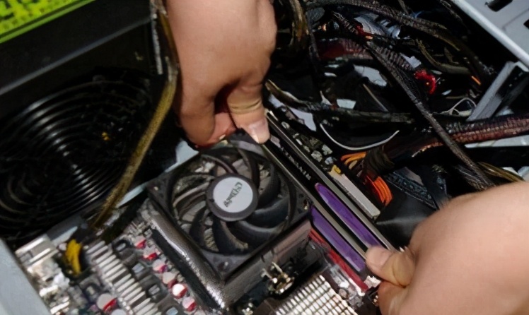 电脑开机显示器不亮要重启才显示,电脑开机不会滴一声显示器没反应