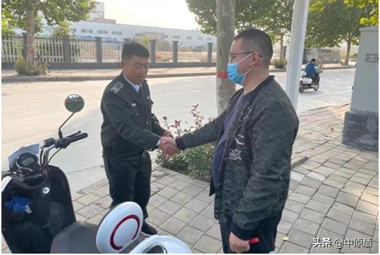 匆忙赴考忘记锁车郑州杨金路巡防队员上了一把爱心锁