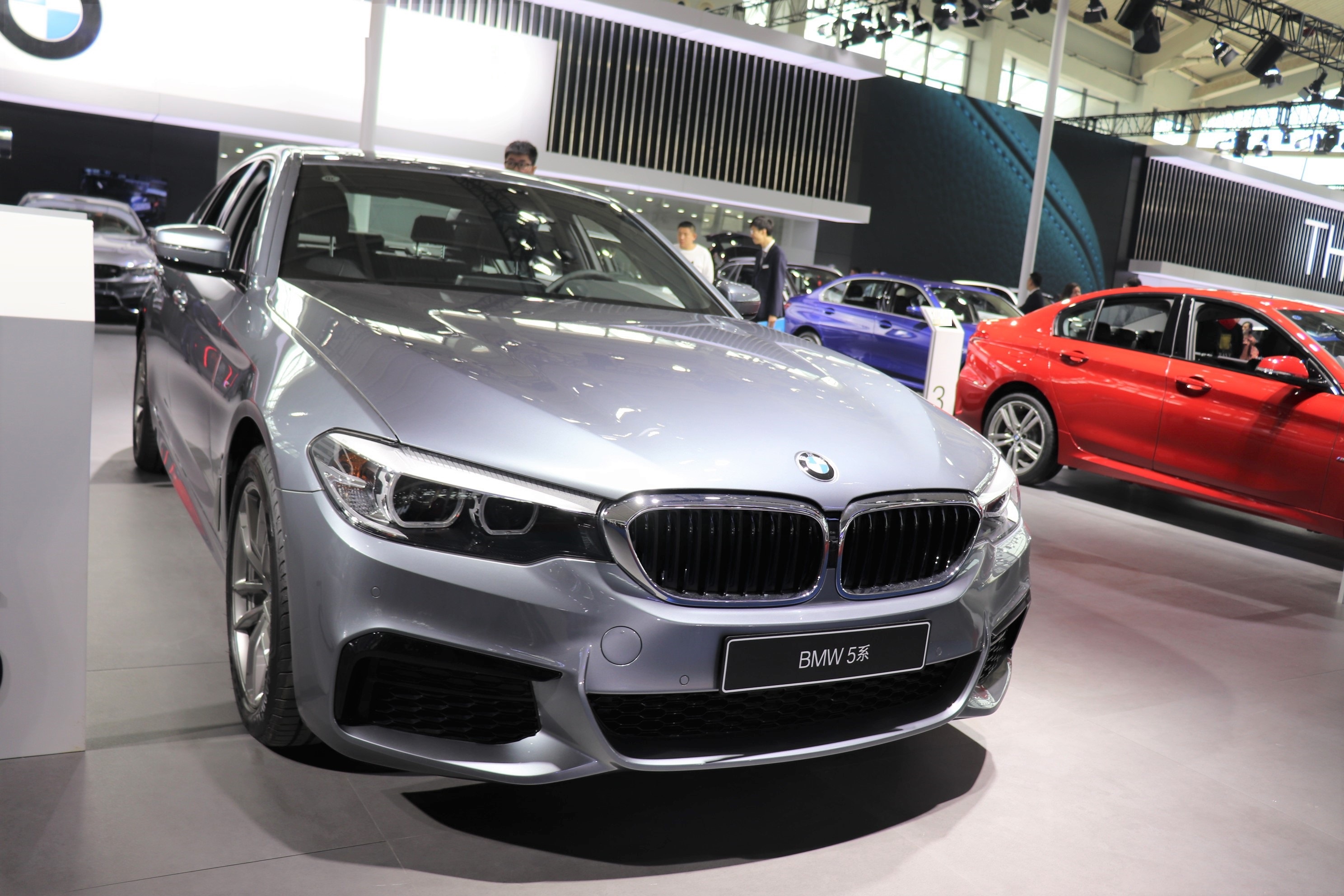 宝马5系一个车门喷漆要多少钱,宝马5系喷漆一个面多少钱