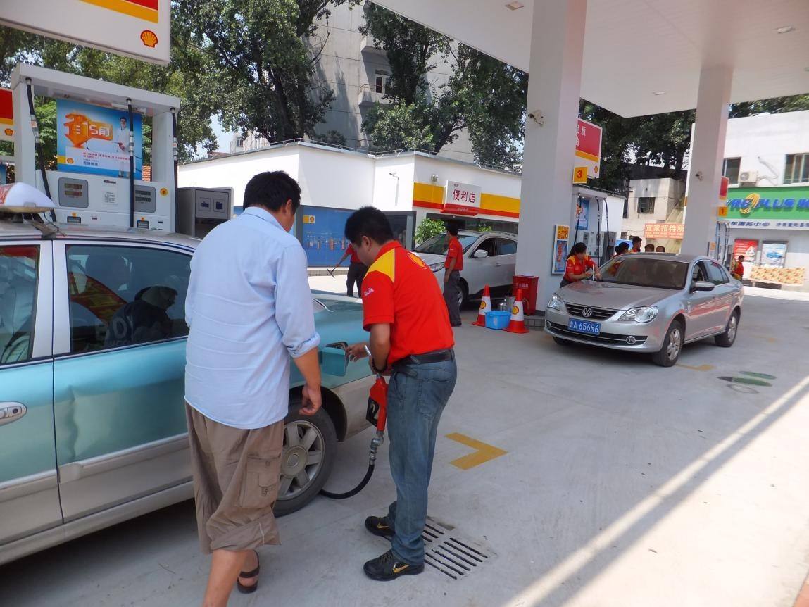 加油站员工真的工资少吗,加油站的工作人员工资一般多少钱