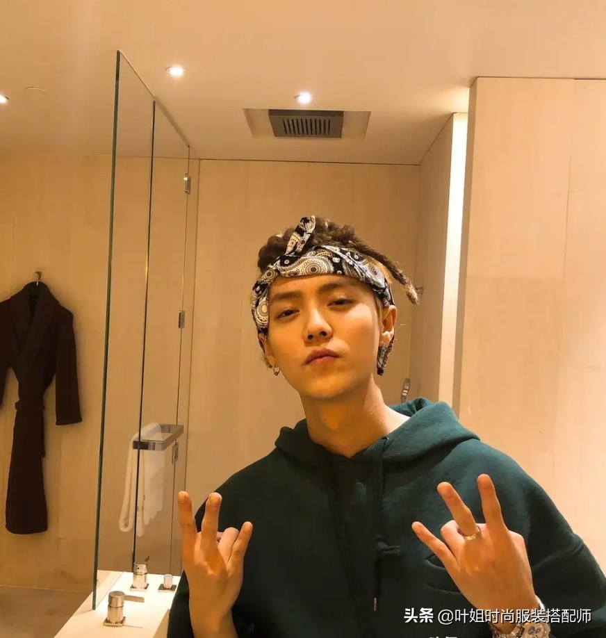 丝巾怎么选颜色高贵优雅百搭,怎样选最好质量的丝巾好看又洋气