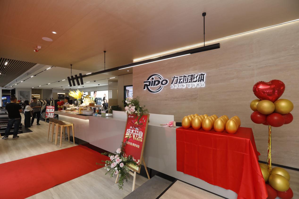 时尚健身健康生活成都首家具有网红气质的健身器材连锁店今日开业