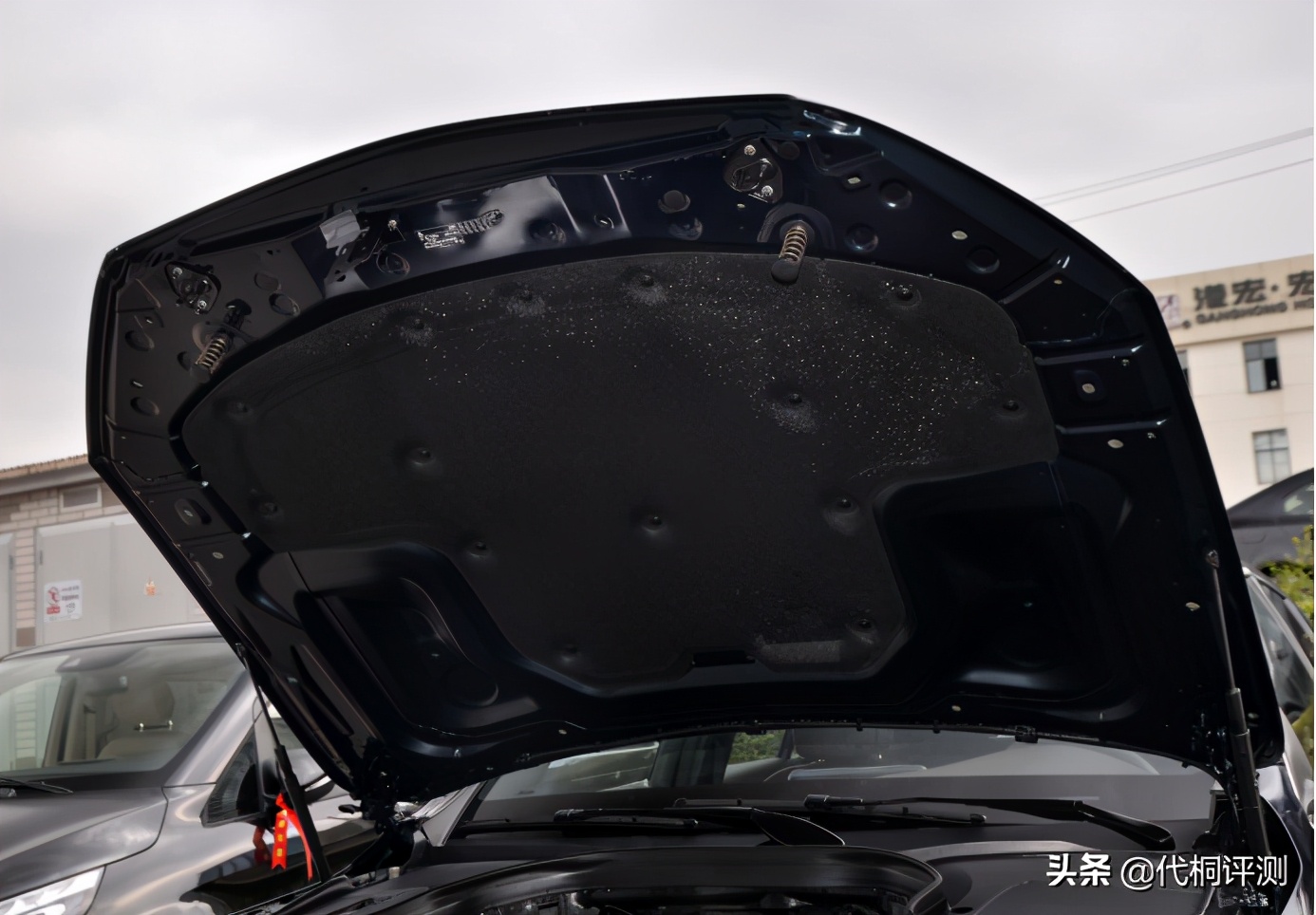 奔驰墨版glc300落地价格是多少钱,墨版奔驰glc300和普拉多