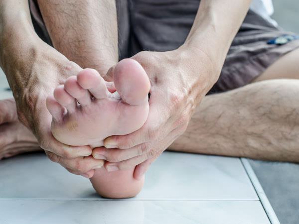 气温高手脚发痒怎么回事,气温高手脚皮肤瘙痒长小红疹