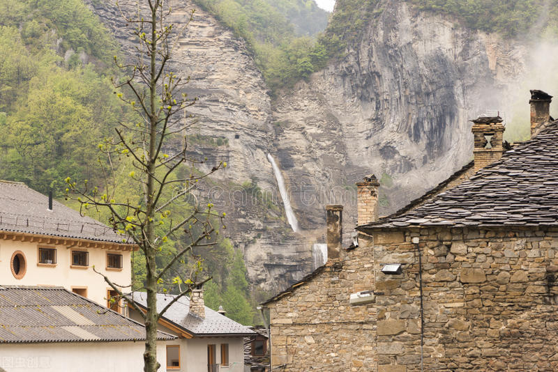 亲生父亲利用我结交权贵，身不由己的我一心错付，结局竟如此悲凉