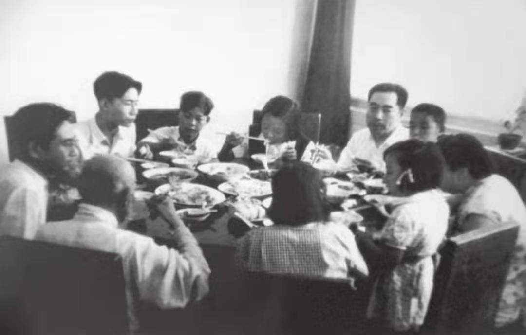 周恩来总理长期超负荷工作累到流鼻血，秘书强制其休息反被痛批