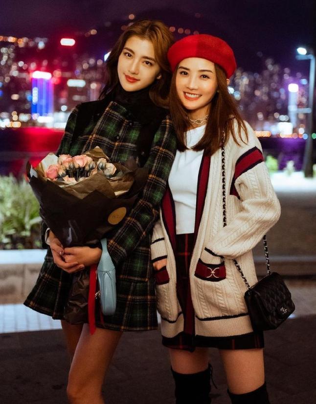 山花浪漫不及眉间一点朱砂，万千颜色都不如红色艳丽好穿搭