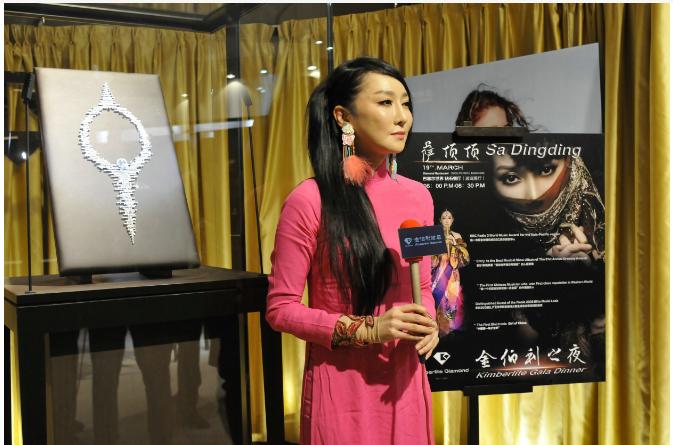 21岁爆红,24岁走出国门,32岁跌落神坛,萨顶顶到底经历了什么?