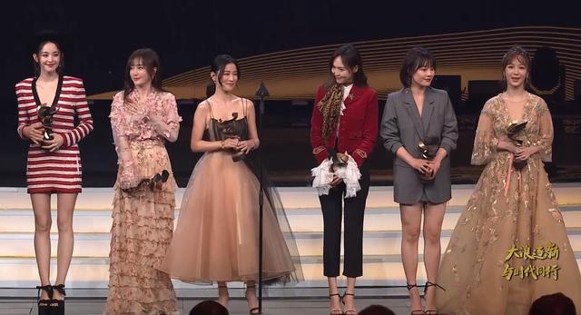 唐嫣银色亮面羽绒服保暖又时尚,唐嫣羽绒服冬季穿搭