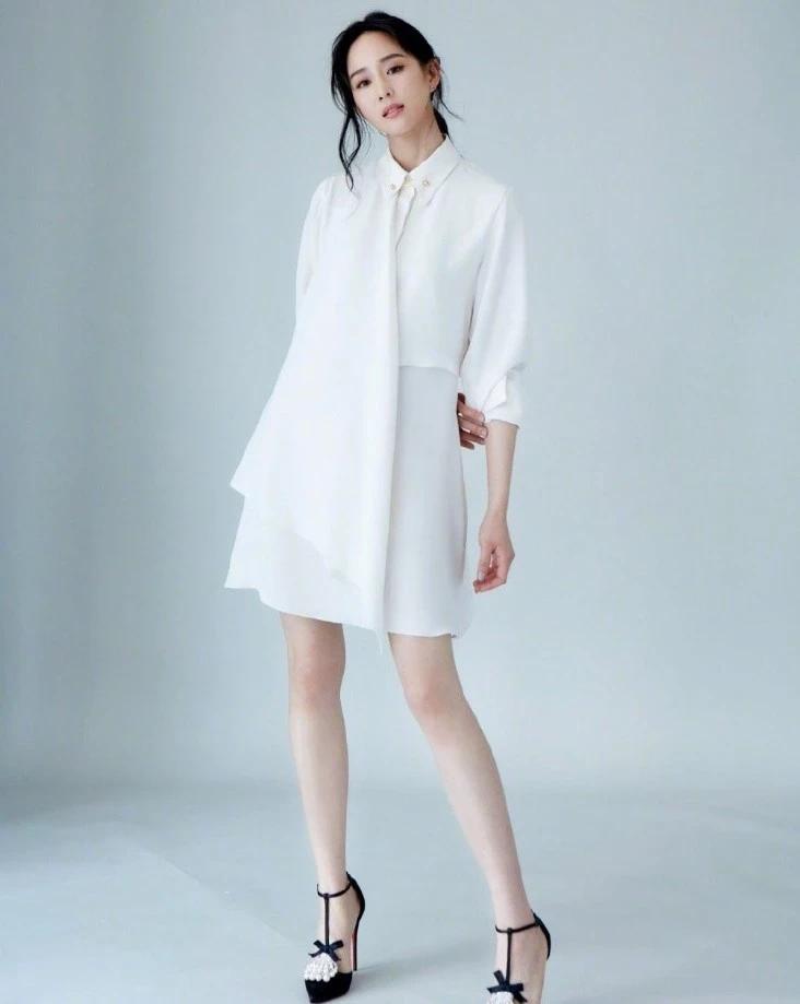 张钧甯为显得腿长，还穿了“树枝鞋”，脚这样挤不怕变形吗？