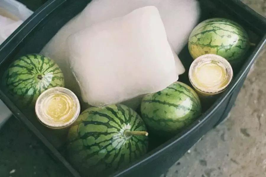 街拍夏日里小姐姐就是任性,夏日任性天气