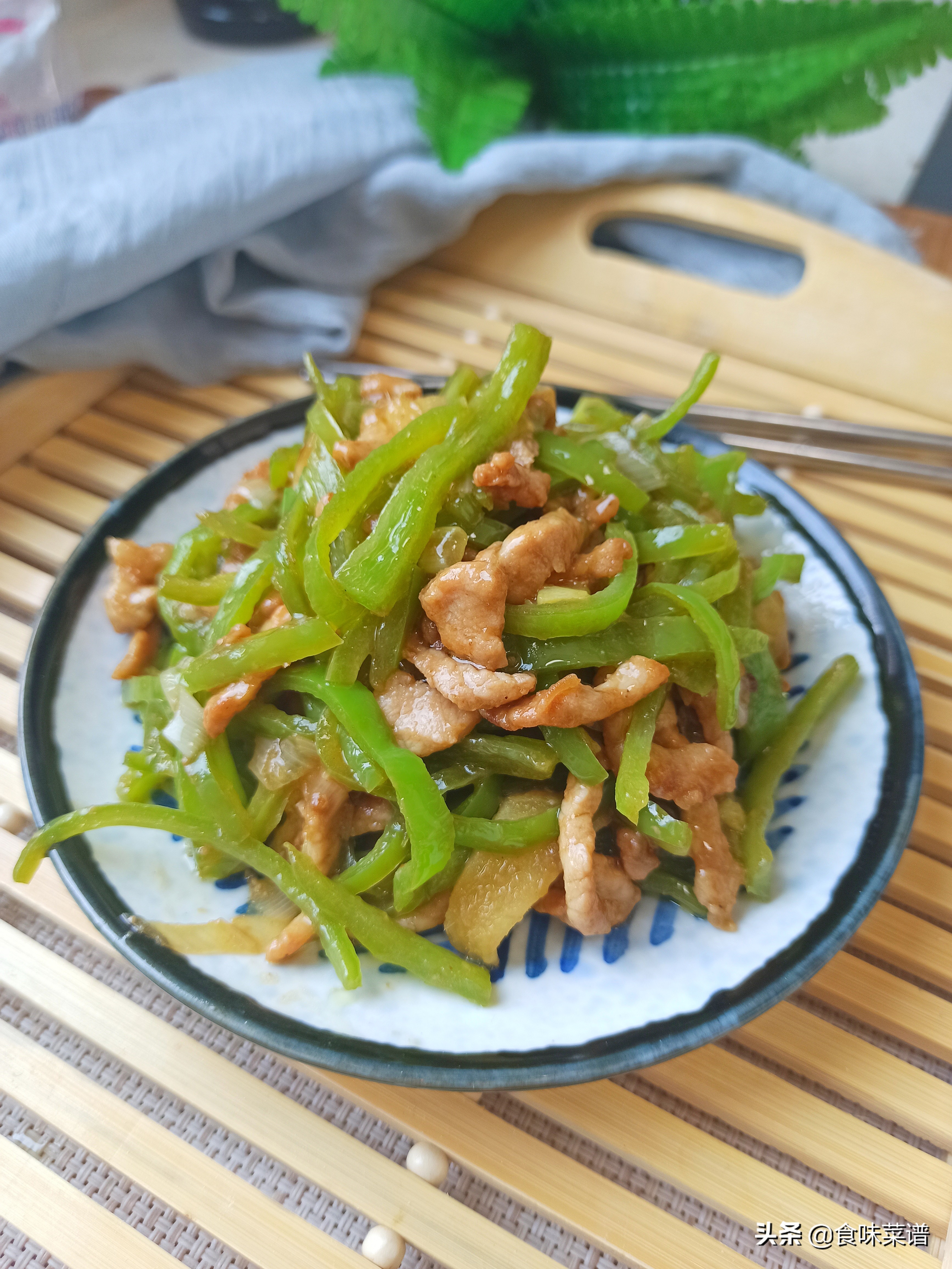 青椒炒肉丝肉丝已经熟,青椒肉丝下油锅