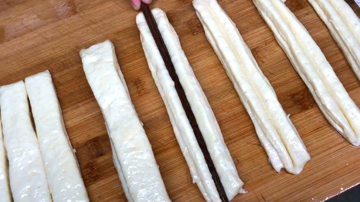 1斤面2个鸡蛋炸油条的配方,只用面粉和鸡蛋在家就能炸油条