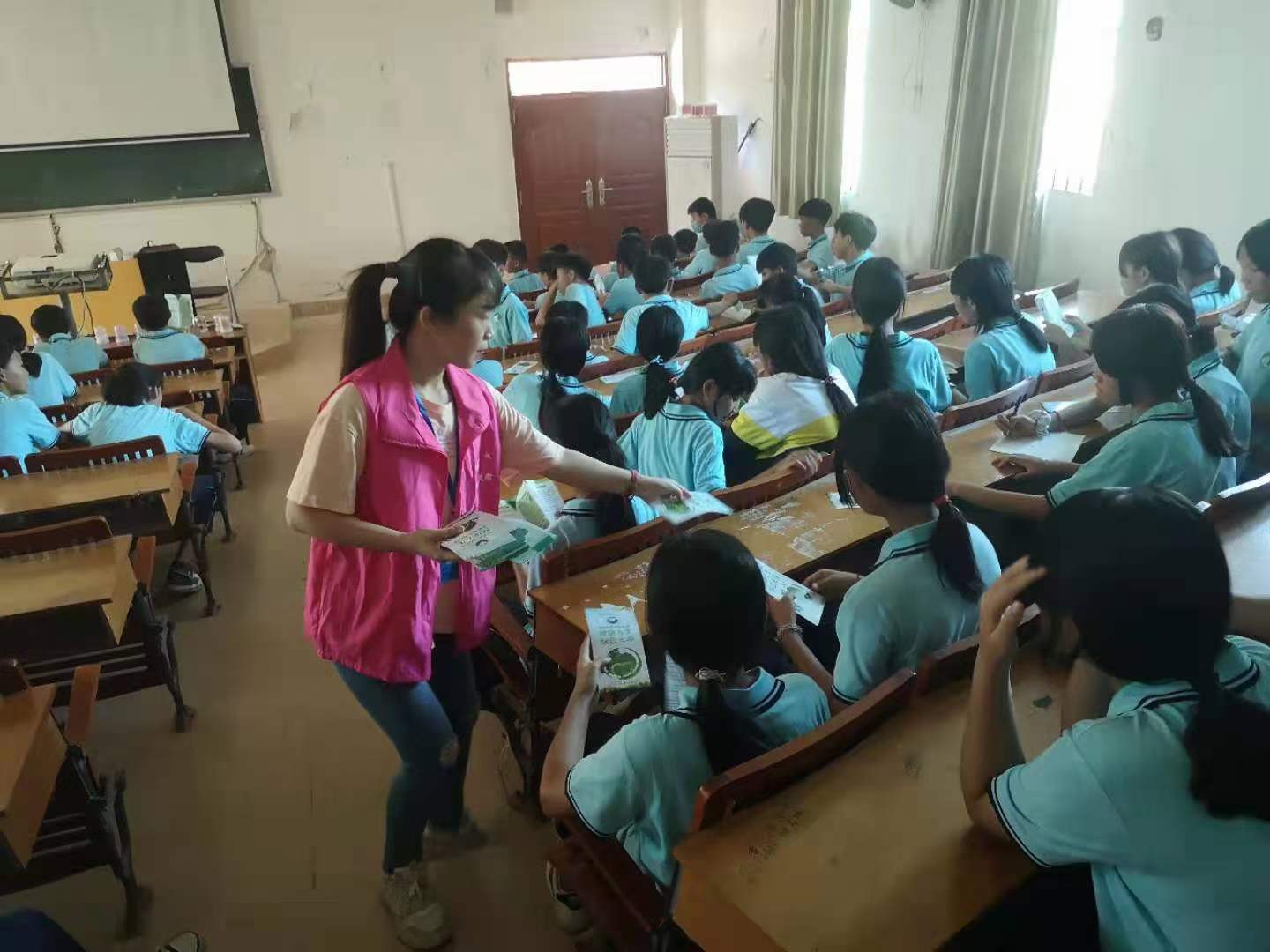 禁毒宣传进校园护航童年助成长,禁毒校园行活动简讯