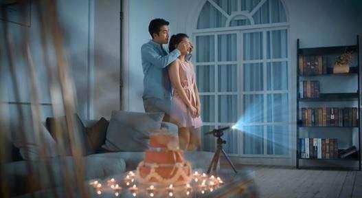 只会用投影办公看电影?看看90后都在如何花式玩转微型投影