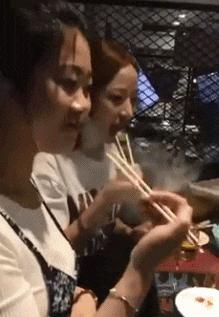 太有意思了，女朋友不屑一顾的表情很到位