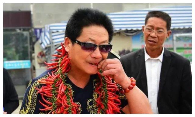 中国辣王李永志吃碎辣椒配白酒,中国辣王李永志讲哪里最能吃辣椒