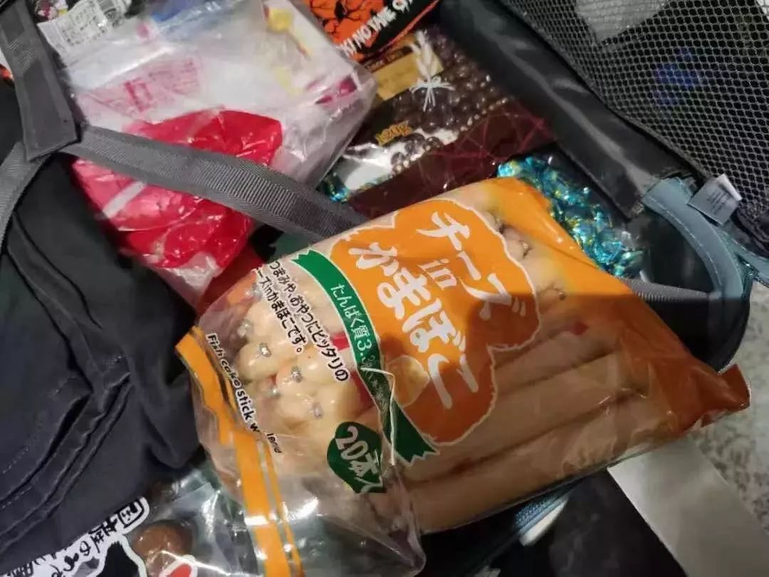 中国海关新出“黑科技”大批华人刚下飞机行李被锁，还贴上封条