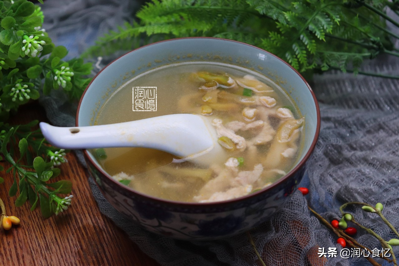 “大陆人吃不起榨菜”，我奢侈一回，用涪陵榨菜做道荤汤，羡慕吧