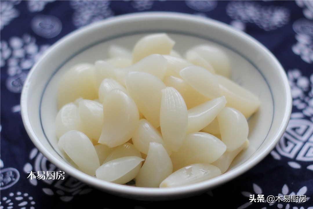 腌咸大蒜一斤大蒜要放多少盐,四川干腌咸大蒜的腌制方法视频