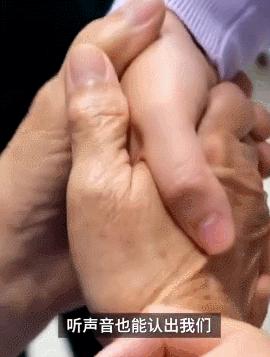 多男子手持长刀长棍打人后续,男子持刀被铁棍打