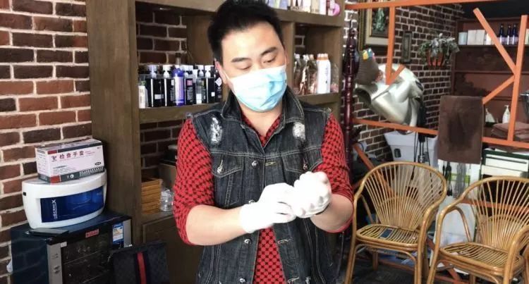 头发太长理发店不开门,头发太长去理发店找理发师剪头