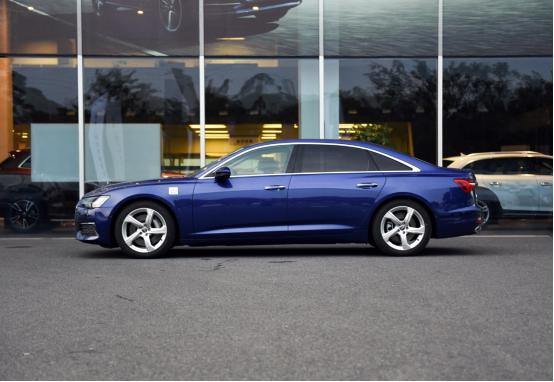 奥迪A6L,搭配3.0T动力,百公里加速仅需6.6秒,油耗9.6L,颜值高